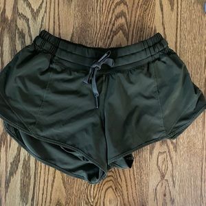 lululemon hotty hot short 2.5”
